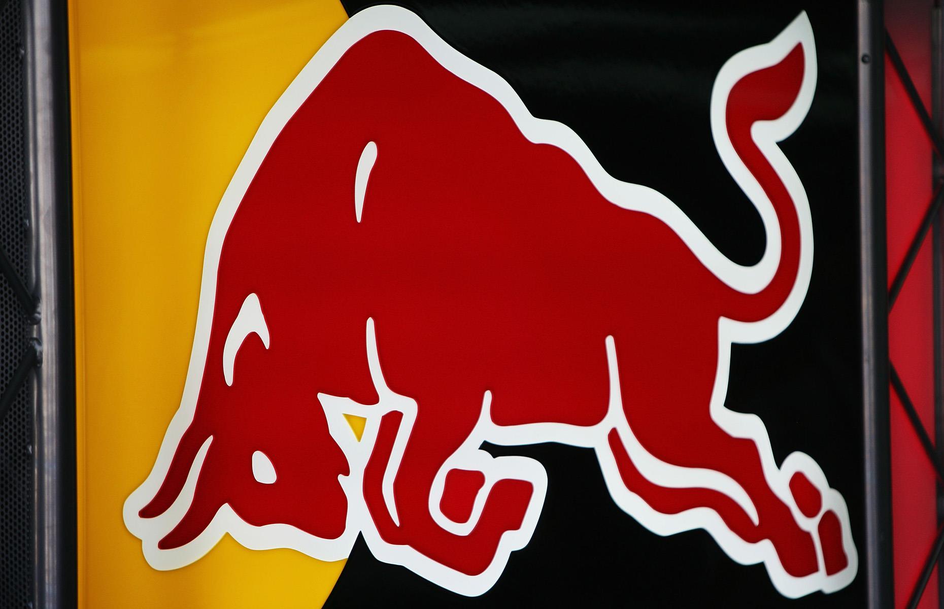 Krating Daeng becomes Thailand's leading energy drink and a major Muay Thai sponsor